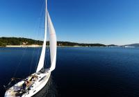 sejlbåd sejler ind i havbugt blå himmel sejlbåd sejl
